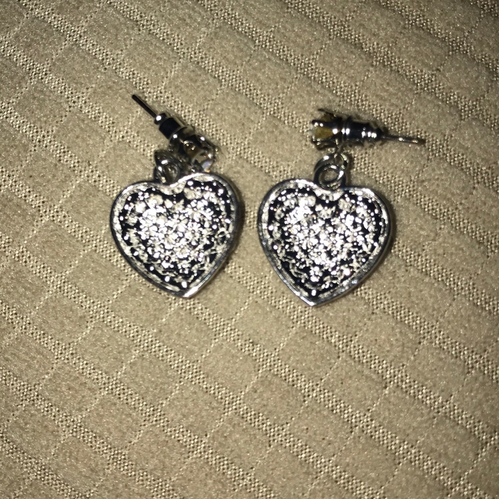 Gold or Siler Heart Fashion Pierced Earrings NWT Dainty Delicate - Picture 3 of 3
